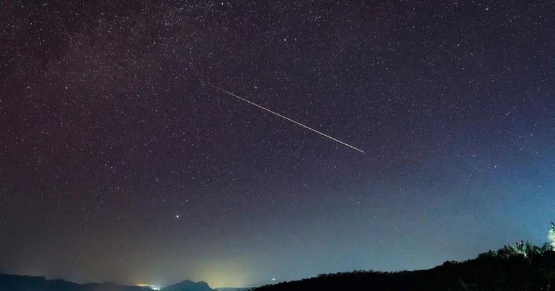 Un météore des Perséides observé dans le ciel nocturne à Haputale, au Sri Lanka, le 4 août 2024. Photo : space.com