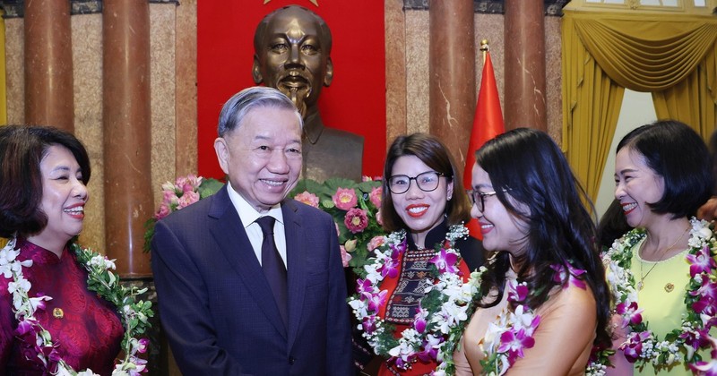 Le secrétaire général du Parti et président de la République, Tô Lâm, et des figures exemplaires du mouvement d’émulation « Bons conseils, bons services ». Photo: VNA