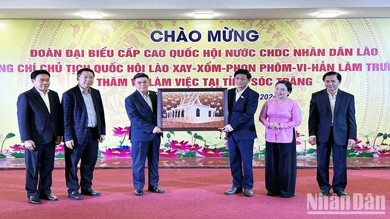 Lors de la rencontre entre la délégation de haut rang de l'Assemblée nationale laotienne et les autorités de Soc Trang, le 18 décembre à Soc Trang. Photo : NDEL.