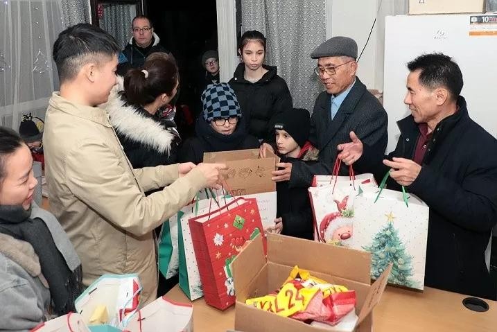 Des campagnes caritatives de la communauté vietnamienne ont laissé une belle impression dans le cœur des amis et des dirigeants hongrois. Photo : baoquocte.vn.