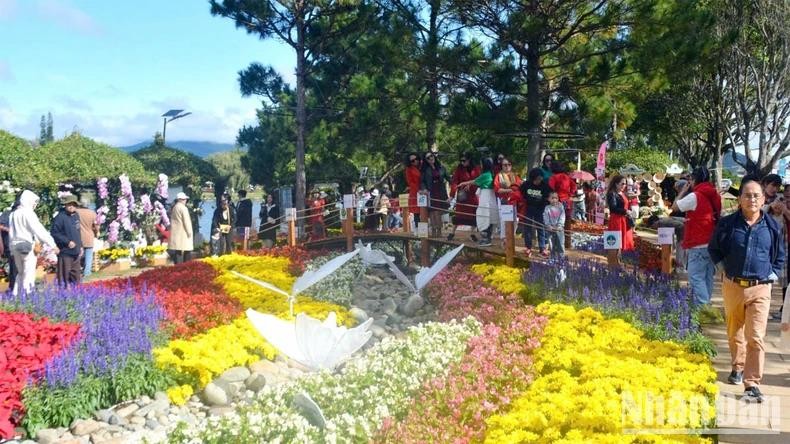 Le 10e Festival des fleurs de Dà Lat, dans la province de Lâm Dông, attire un grand nombre de visiteurs. Photo : NDEL.