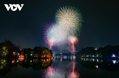 Les feux d'artifice à Hanoi. Photo : VOV.