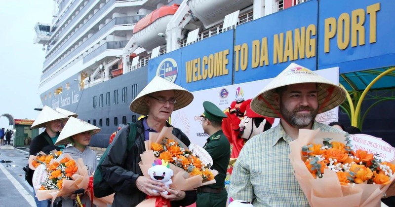 Près de 3.000 touristes arrivent dans la ville de Da Nang le premier jour du Nouvel An. Photo : VNA,