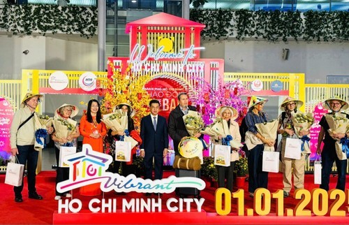 Le Service du tourisme de Hô Chi Minh-ville a accueilli les premiers touristes de 2025 lors d'une cérémonie organisée à l'aéroport international de Tân Son Nhât. Photo : VNA.