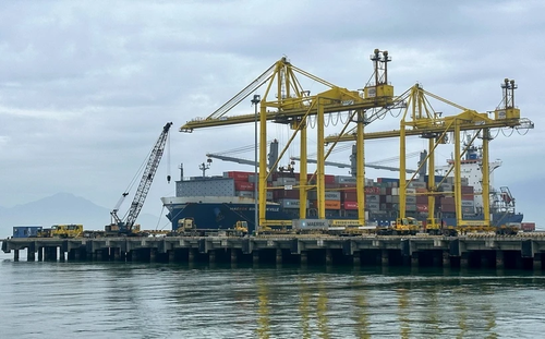 Chargement et déchargement de conteneurs au port de Tiên Sa, à Dà Nang. Photo : VNA.