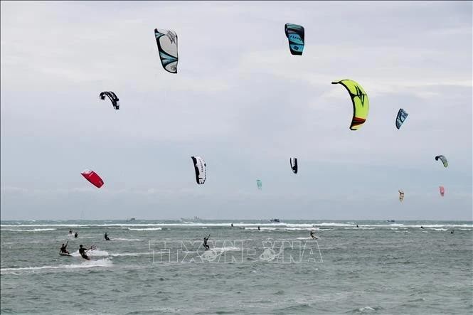 Le tournoi ouvert de kitesurf 2024 se déroule les 30 et 31 décembre, dans la province centrale de Ninh Thuan. Photo : VNA.