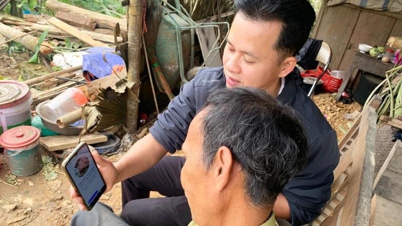 À l’heure actuelle, Bac Kan est une rare localité vietnamienne qui a lancé le Programme de soutien pour l’accès universel aux smartphones à l’intention des adultes. Photo : NDEL.