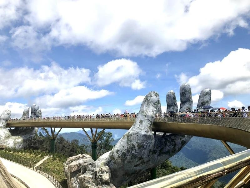 Le pont d'Or (Golden Bridge ou Cầu Vàng en vietnamien) dans la ville côtière centrale de Da Nang a été classé parmi les plus époustouflants ponts du monde. Photo: NDEL. 