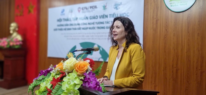 Leigh McCumber, conseillère politique et d’information culturelle de l’ambassade du Canada au Vietnam, également directrice du programme FCIL, prend la parole lors de l'ouverture de l'atelier de formation. Photo : thoidai.vn.