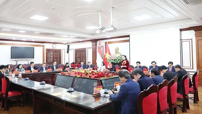 Vue générale de la séance de travail entre la délégation de l'ambassade de Singapour au Vietnam et les autorités de la province de Ha Nam, le 6 janvier à Ha Nam. Photo : NDEL.