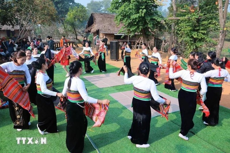 Après les rites ancestraux, les femmes Thái entament une gracieuse danse "xoe", un ballet coloré qui célèbre la vie et la communauté. Photo : VNA.