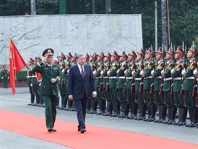 Le secrétaire général du Parti, To Lam, également secrétaire de la Commission militaire centrale, rend visite à la Région militaire 7. Photo : VNA.