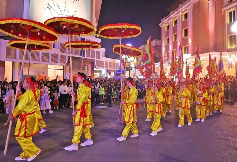 Défilé de rue lors du Festival de design créatif. Photo : hanoimoi.vn