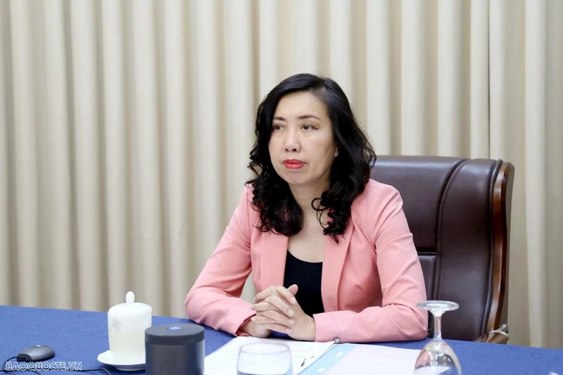 La vice-ministre vietnamienne des Affaires étrangères, Lê Thi Thu Hang, lors d'un entretien téléphonique avec son homologue ouzbek Ilkhom Khaydarov. le 7 janvier. Photo : baoquocte.vn