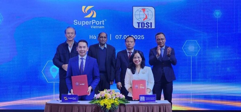 Vietnam SuperPort a signé le 7 janvier un protocole d'accord stratégique avec l'Institut de développement et de stratégie des transports du ministère des Transports. Photo : VNA.