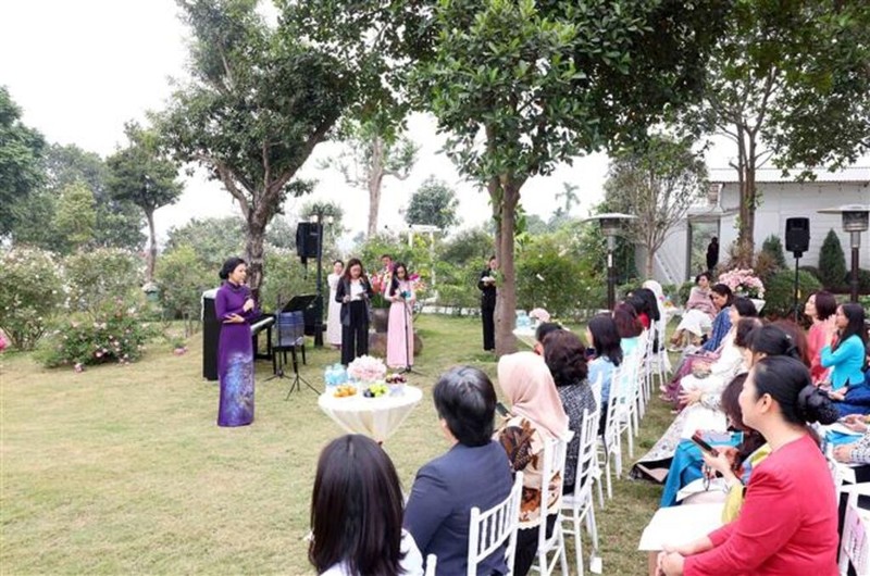 Ngô Phuong Ly, épouse du secrétaire général du Parti, Tô Lâm, prend la parole lors d'une rencontre avec les membres du Cercle des femmes de l'ASEAN à Hanoï. Photo : VNA.