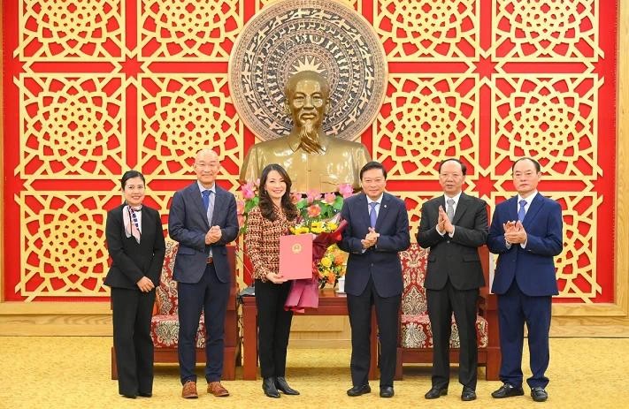 Cérémonie de remise du certificat d’investissement au groupe thaïlandais WHA pour son projet de construction de la zone industrielle WHA 2 dans les deux communes de Nghi Hung et Nghi Dông, district de Nghi Lôc, province de Nghê An (au centre). Photo : NDEL.