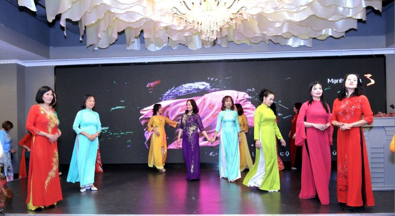 Un défilé d’áo dài lors de la soirée de gala du Club du patrimoine vietnamien « áo dài » en Hongrie à l’occasion du Nouvel An 2025. Photo : Club du patrimoine vietnamien « áo dài » en Hongrie