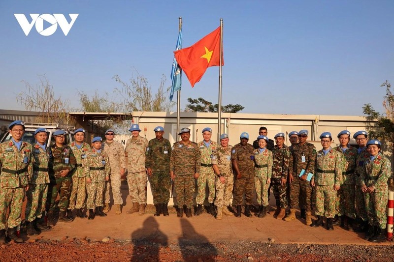 Photo de famille entre la délégation de la Mission de maintien de la paix des Nations Unies au Soudan du Sud et les officiers membres de l’hôpital de campagne de niveau 2 no 6 du Vietnam. 