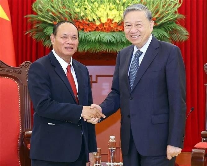 Le SG du PCV, Tô Lâm (à droite), serre la main du vice-Premier ministre lao et ministre de la Sécurité publique Vilay Lakhamphong, à Hanoi, le 12 janvier. Photo: VNA