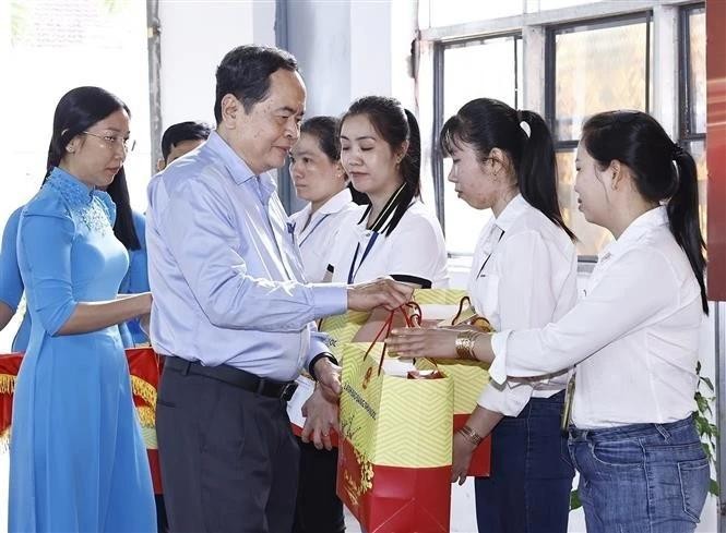 Le président de l’AN Trân Thanh Mân offre des cadeaux aux travailleurs défavorisés de l’EURL Giap Quan Thang, dans le bourg de Cai Tac, district de Châu Thanh A, province de Hâu Giang. Photo: VNA