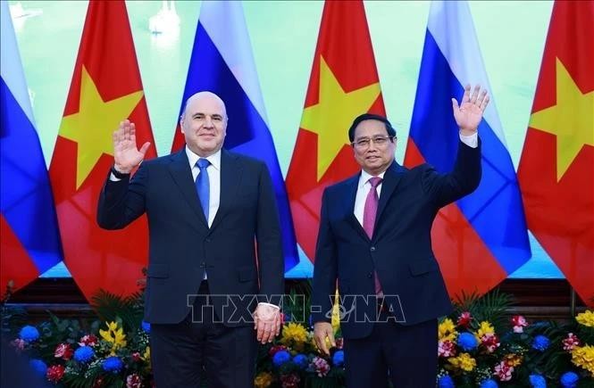 Le Premier ministre vietnamien Pham Minh Chinh (droite) et le Premier ministre russe, Mikhaïl Michoustine à Hanoï. Photo : VNA.