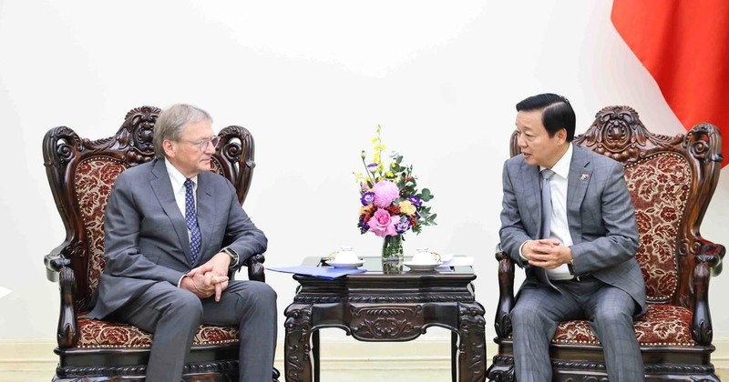 Le vice-Premier ministre Tran Hong Ha (droite) et Boris Yuryevich Titov, envoyé spécial du Président russe pour les relations avec les organisations internationales pour la réalisation des Objectifs de développement durable. Photo : VNA.