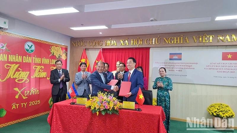 Cérémonie de signature du protocole d'accord sur la coopération bilatérale entre la province vietnamienne de Vinh Long et celle cambodgienne de Banteay Meanchey, le 16 janvier à Vinh Long. Photo: NDEL.