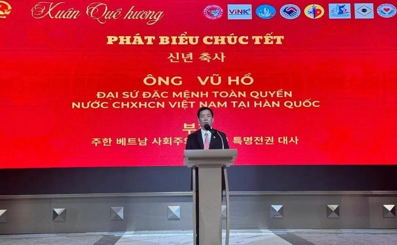 L’ambassadeur vietnamien en République de Corée, Vu Ho, prend la parole lors du programme « Printemps de la Patrie 2025 » pour célébrer le Nouvel An lunaire, le 19 janvier à Séoul. Photo: baoquocte.vn.