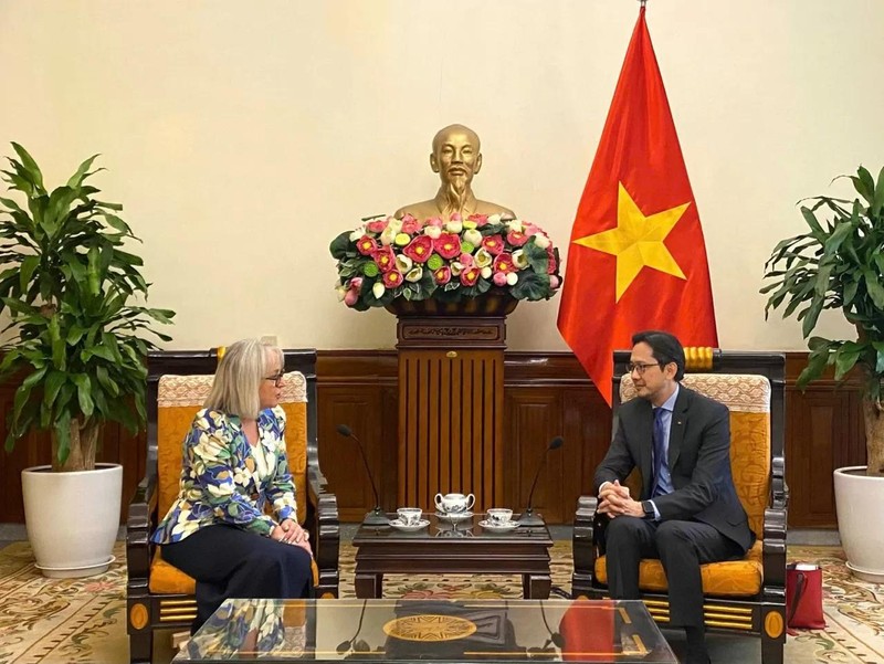 Le vice-ministre vietnamien des Affaires étrangères, Do Hung Viet (à droite), et l’administratrice de l'Organisation internationale de la Francophonie (OIF), Caroline St-Hilaire, le 20 janvier à Hanoi. Photo: baoquocte.vn