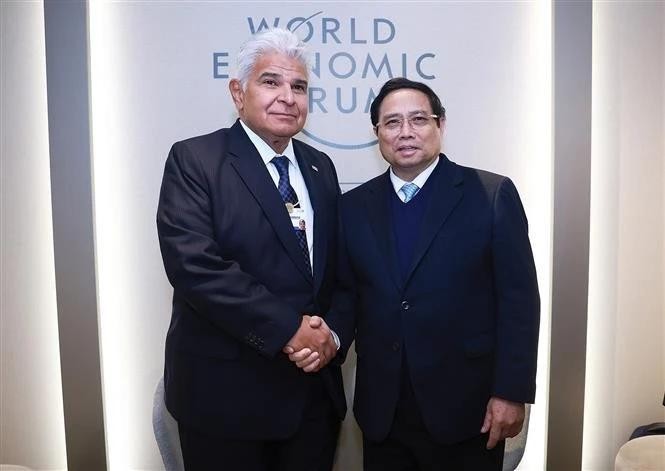 Le Premier ministre Pham Minh Chinh (droite) et le président panaméen José Raúl Mulino Quintero à Davos. Photo : VNA