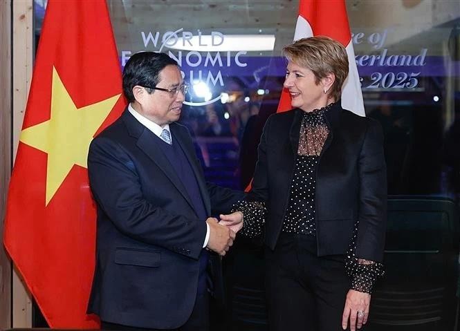 Le Premier ministre Pham Minh Chinh et la présidente suisse Karin Keller-Sutter à Davos. Photo : VNA