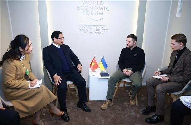 Le Premier ministre Pham Minh Chinh rencontre le président ukrainien Volodymyr Zelensky à Davos. Photo : VNA