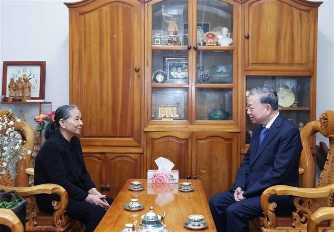 Le secrétaire général du Parti, Tô Lâm, et l'épouse du feu secrétaire général Nguyen Phu Trong, Ngo Thi Man. Photo : VNA.