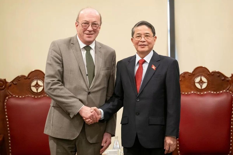 Le vice-président de l'Assemblée nationale du Vietnam, Nguyen Duc Hai (à droite), et le sénateur de la région Wallonie-Bruxelles, Jean-Paul Wahl, qui est également vice-président de l’Assemblée parlementaire de la Francophonie, le 21 janvier à Can Tho. Photo: congthuong.vn.