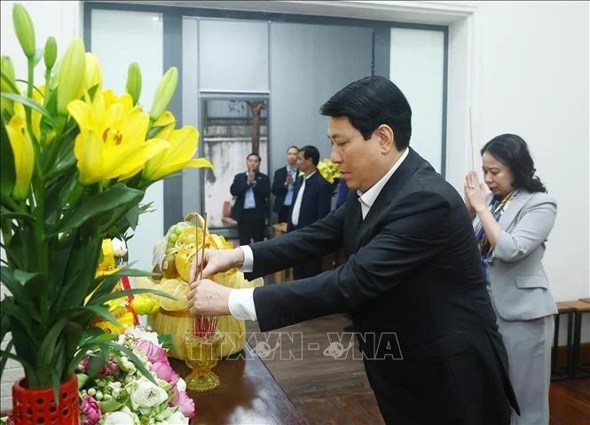 A l'approche du Nouvel An lunaire du Serpent 2025, le président de la République, Luong Cuong, rend hommage au feu secrétaire général du Parti Nguyên Phu Trong. Photo : VNA.