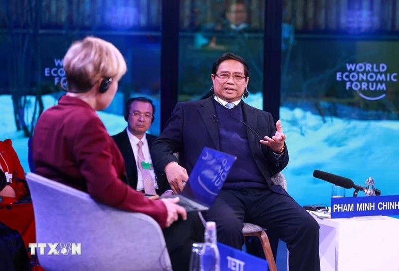 Le Premier ministre Pham Minh Chinh parle à la présentatrice et cheffe de la rédaction du Financial Times, Gillian Tett, lors du dialogue politique spécial organisé dans le cadre de la 55e réunion annuelle du Forum économique mondial (WEF), à Davos, en Suisse. Photo : VNA. 