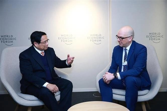 Le Premier ministre Pham Minh Chinh (gauche) et le Premier ministre du Liechtenstein, Daniel Risch à Davos. Photo : VNA.