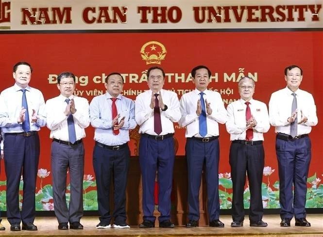 Le président de l’Assemblée nationale Trân Thanh Mân (centre) lors de sa séance de travail avec l’Université Nam Can Tho, le 22 janvier. Photo : VNA.