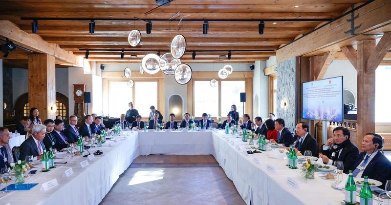 Vue de la table ronde intitulée «Investissement dans les hautes technologies au Vietnam : décoller à l’ère intelligente», en marge de la 55e réunion annuelle du WEF à Davos, en Suisse, le 21 janvier. Photo : VNA