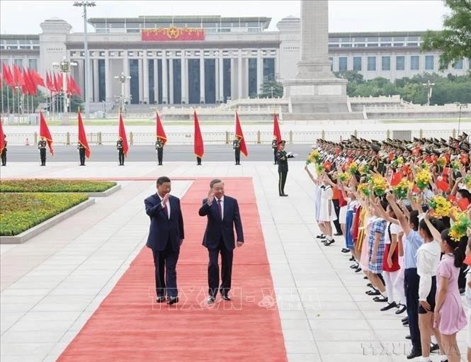 Le secrétaire général du Parti communiste chinois et président chinois Xi Jinping et son épouse président la cérémonie d’accueil en l’honneur du secrétaire général du Parti communiste du Vietnam et président vietnamien Tô Lâm (à droite) et l’épouse de celui-ci en visite d’Etat en Chine, du 18 au 20 août 2024. Photo : VNA.