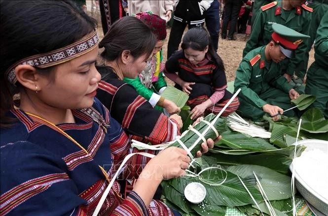 La confection du "banh chung" pour des démunis au Village culturel et touristique des ethnies du Vietnam, le 19 janvier 2025. Photo : VNA.