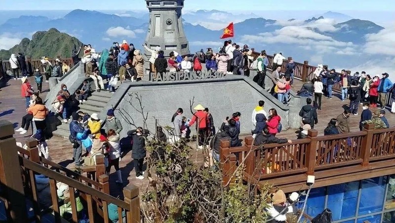 Les touristes à Lao Cai. Photo : VNA. 