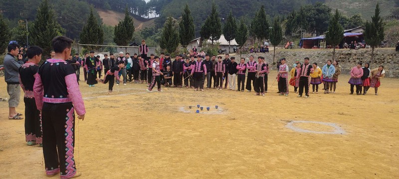 Le jeu de toupie, appelé tu lu, attire de nombreux participants et est devenu un élément culturel distinctif de l'ethnie H'Mông. Photo : CVN.