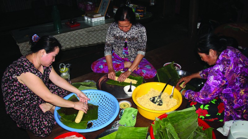 Une famille dans la province de Hâu Giang (delta du Mékong) prépare des banh tet. Photo : VNA.