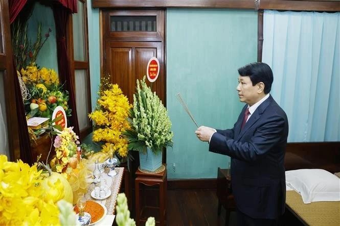 Le président Luong Cuong rend hommage au Président Hô Chi Minh. Photo : VNA. 