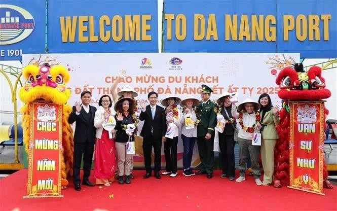 Da Nang accueille de premiers visiteurs étrangers le premier jour du Nouvel An lunaire. Photo : VNA.