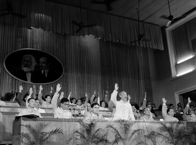 Le Président Hô Chi Minh lors du IIIe Congrès national du PCV en 1960. Photo d'archives : VNA. 