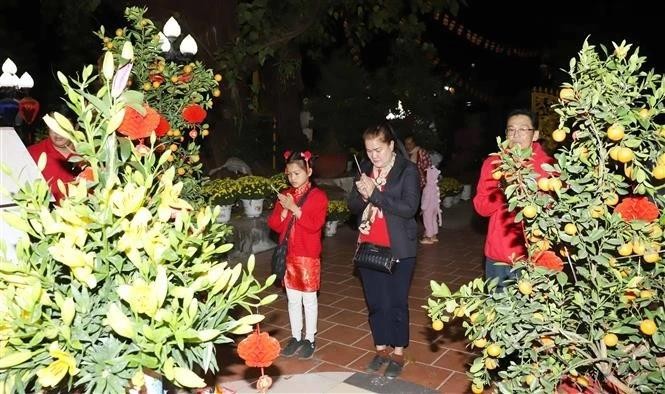 Des Vietnamiens au Laos à la pagode Phat Tich. Photo : VNA.