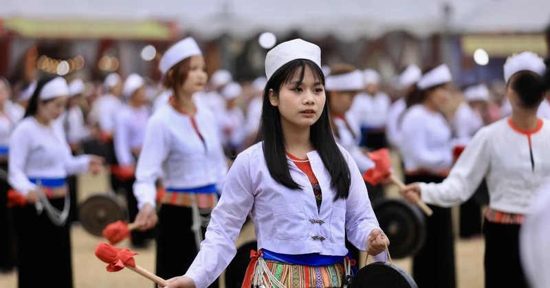 Un spectacle interprété par des femmes de l'ethnie Muong lors de la fête « Khai Hạ ». Photo: VNA 